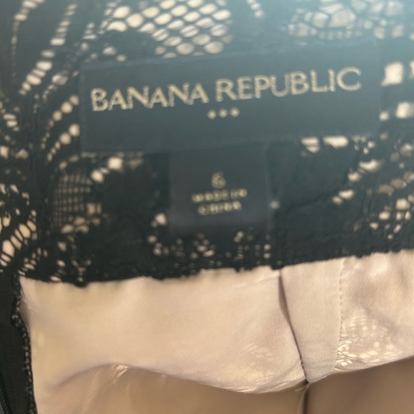 Lace lined pencil skirt. Banana Republic Black lace with beige lining. EUC Sz 6 - Picture 4 of 5